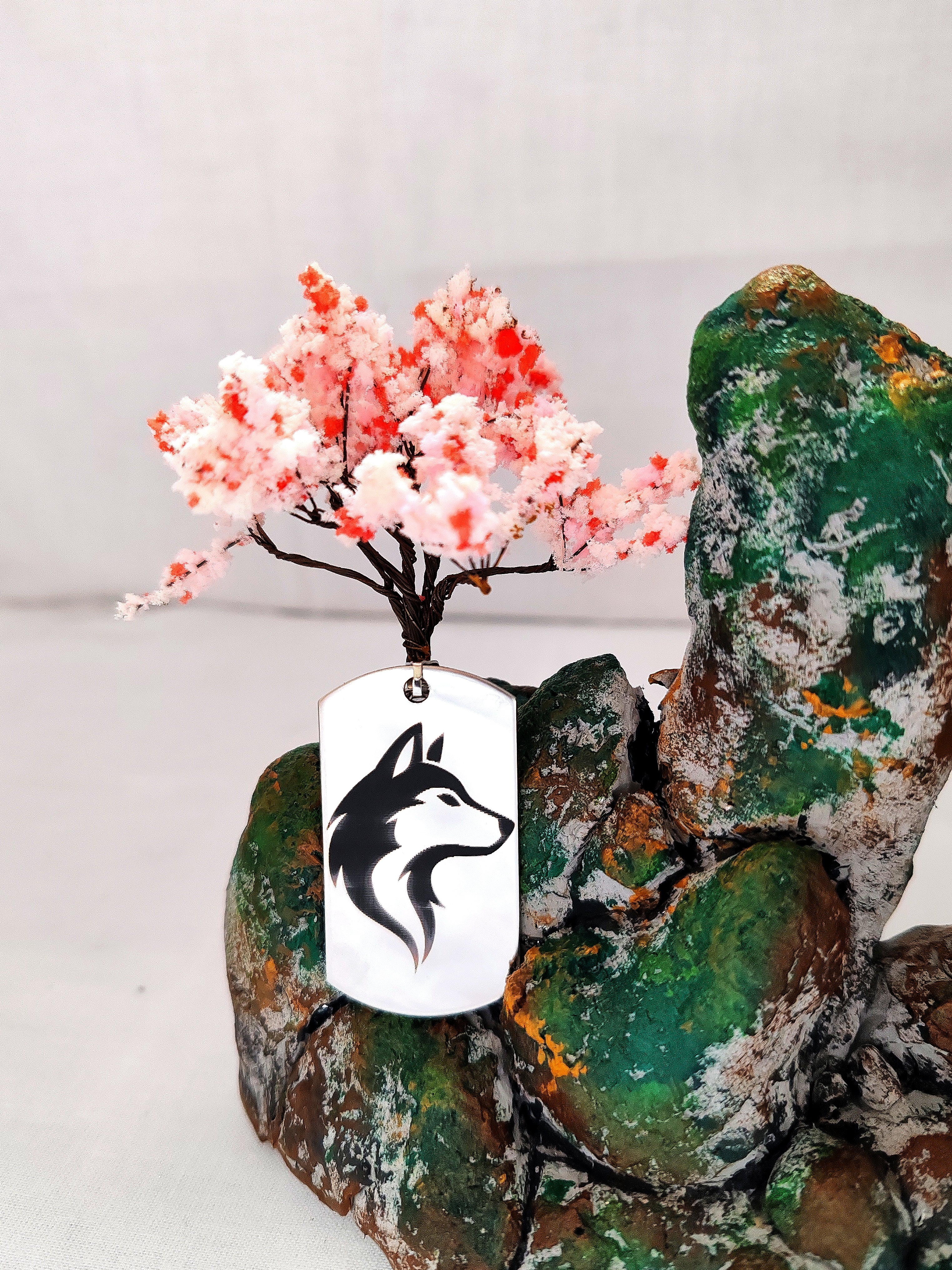 Collier plaque motif Loup