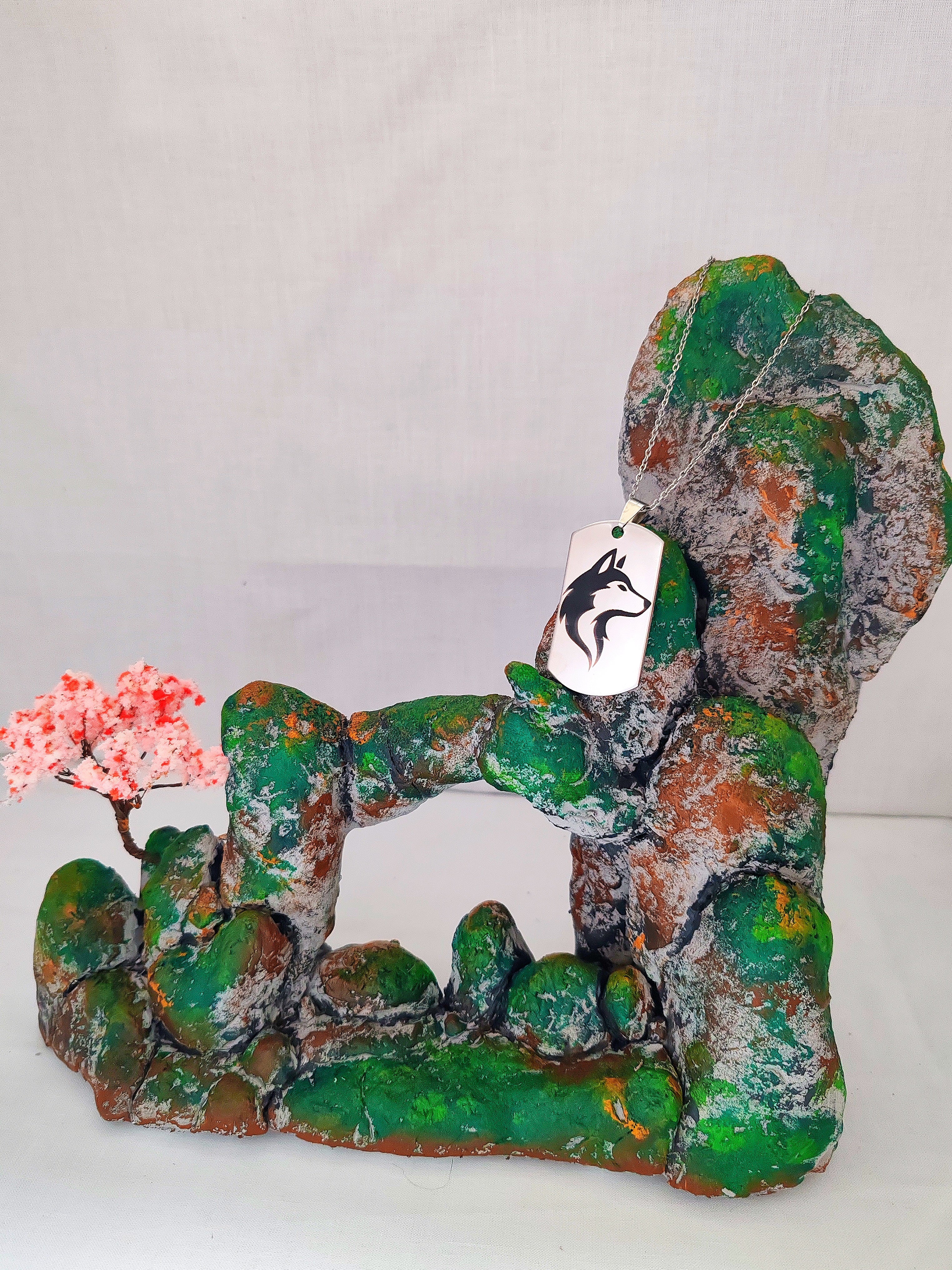 Collier plaque motif Loup